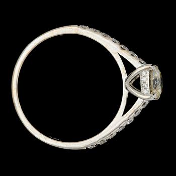 RING, 18k vitguld med briljantslipade diamanter ca0,68ct+ tot0,31ct. Vikt 3,3g.