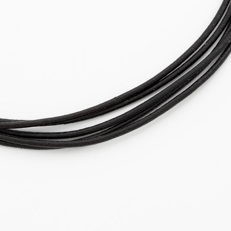 Bulgari collier läder med stållås.