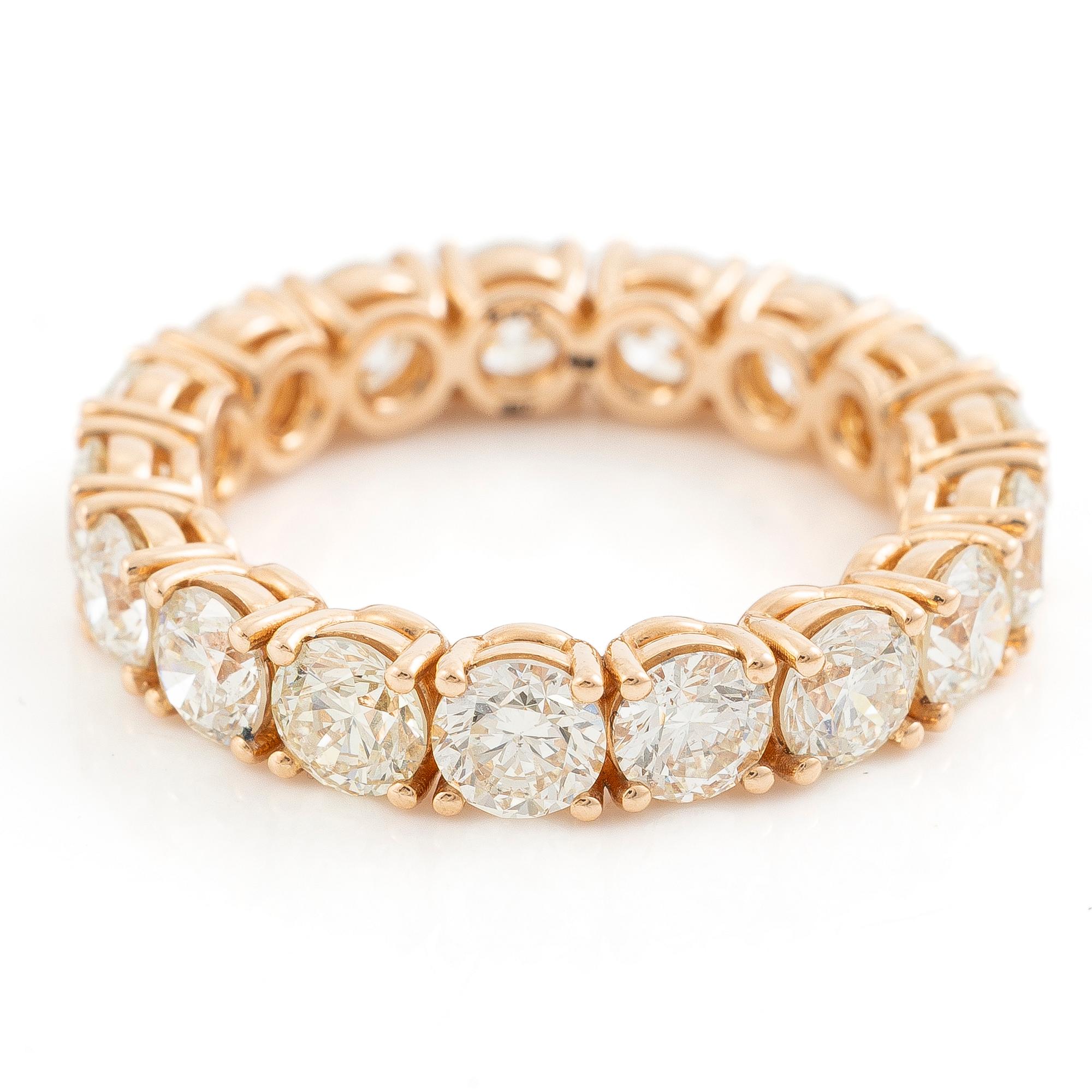 Full eternity ring in 18K rose gold set with brilliant-cut diamonds.