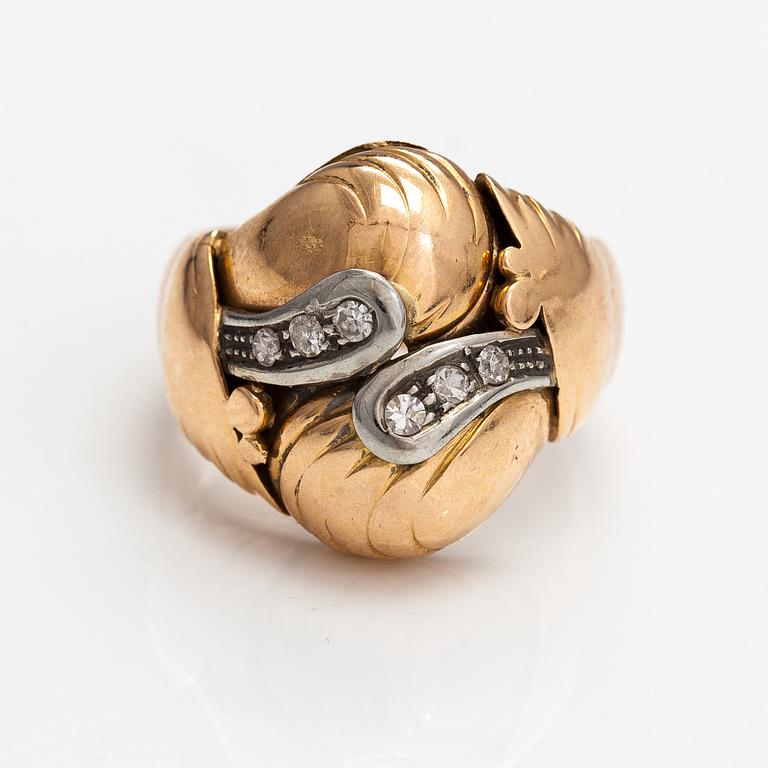 A 14K gold ring with diamonds ca. 0.12 ct in total.