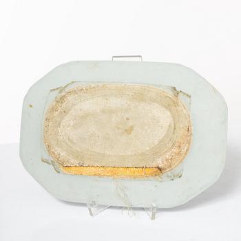 A pair of Chinese blue and white porcelain dishes and two jars, Qing dynasty, 19th century.