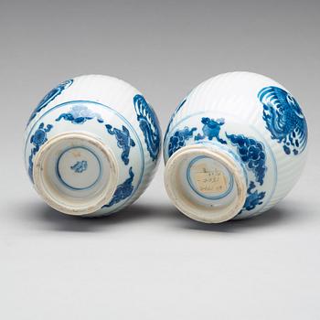 TEKRUKOR, ett par, porslin. Qingdynastin, Kangxi (1662-1722).