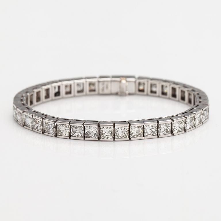 Armband, 18K vitguld, princesslipade diamanter ca 19.47 ct tot enl gravyr.