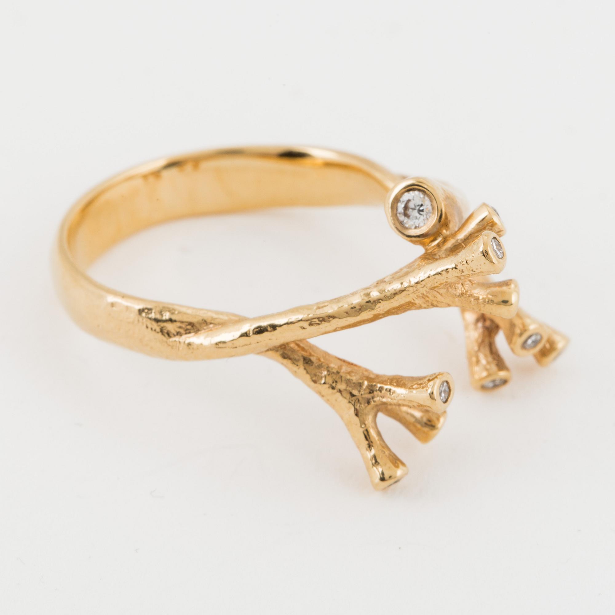 PER BORUP, "Twigs Changeling" ring med diamanter och fasettslipade kulor av kalcedon och karneol.