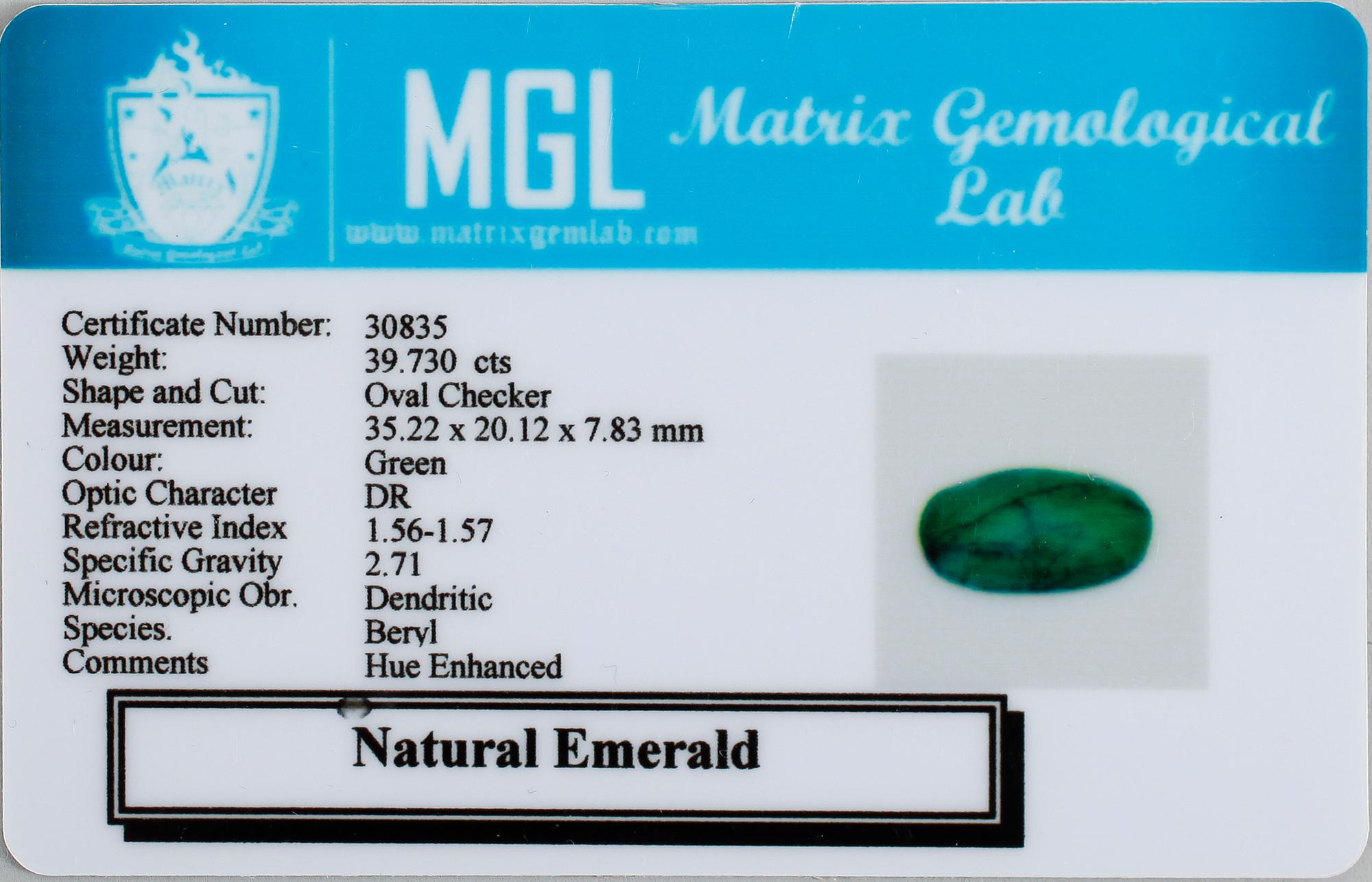 SMARAGD, oinfattad. 39.73 ct.
Ca 35,22 x 20,12 x 7,83 mm.