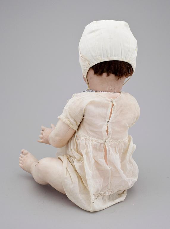 DOCKA, Porslin och  papier maché, 1900-talets första hälft.
