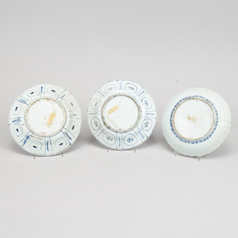 A set with three blue and white Kraak dishes, Ming dynasty, Wanli (1572-1620).