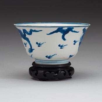 A blue and white dragibn and phoenix bowl, Qing dynasty (1662-1722).