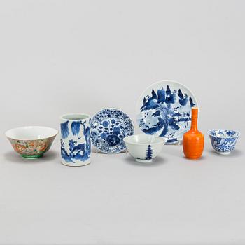 A group of 8 Chinese ceramics, 19/20th Century.