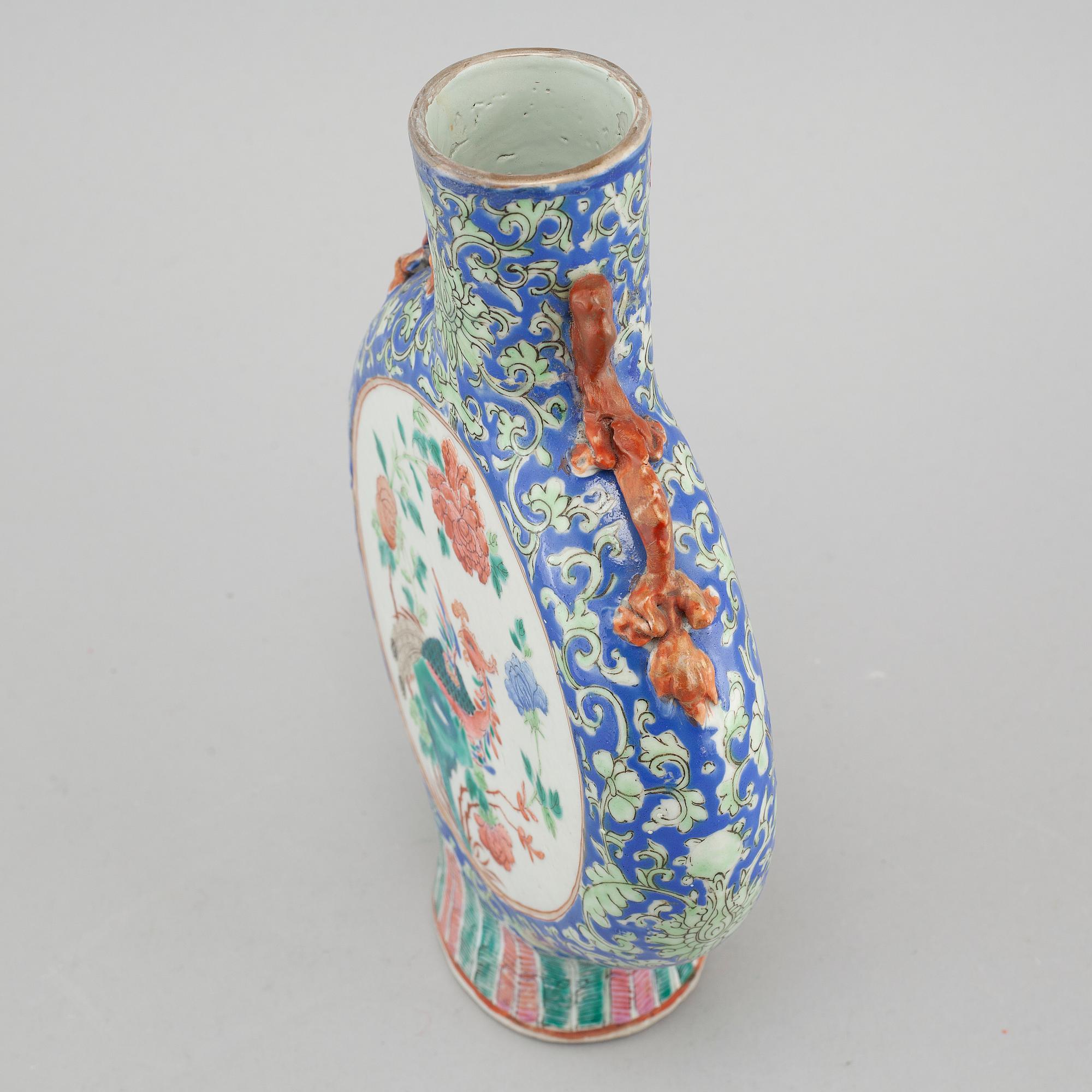 A porcelain moon flask from China, 19th century.