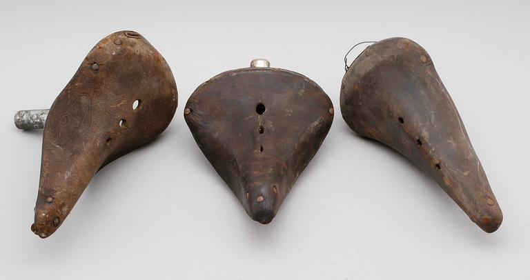 CYKELSADLAR, 3 st, 1900-talets första hälft.