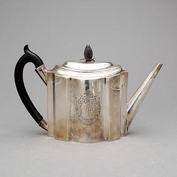 TEKANNA, silver, London 1794. Vikt ca 483 gram.