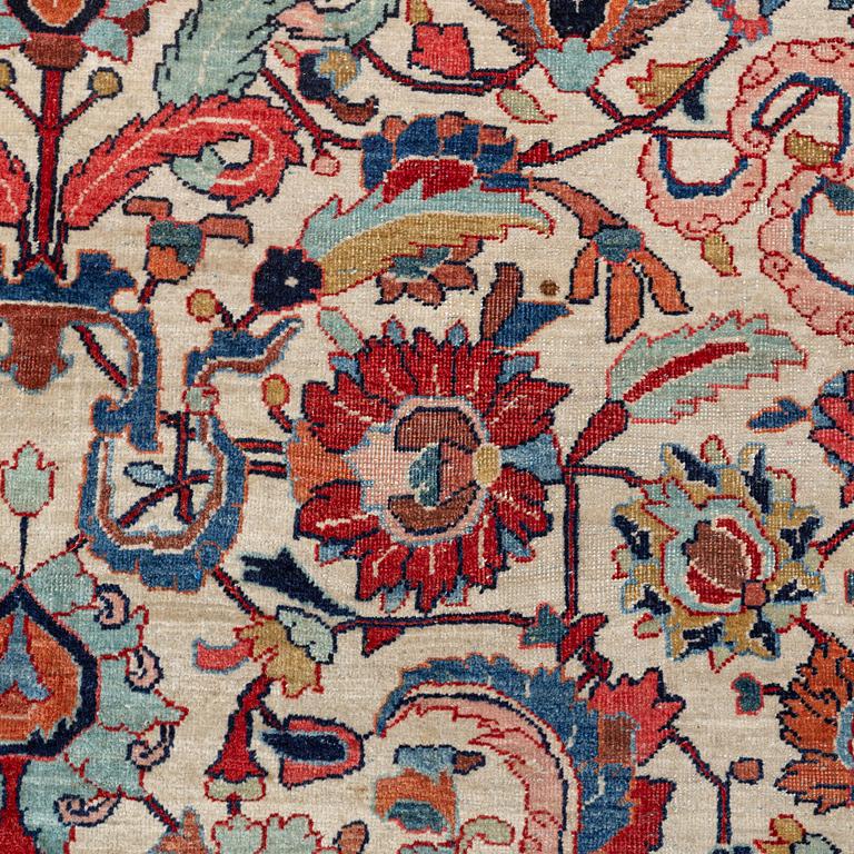 A semi-antique Sarouk carpet, ca 404 x 305 cm.