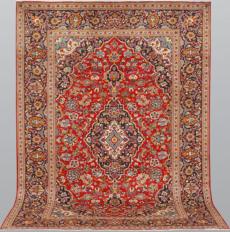 A Keshan carpet, c. 314 x 197 cm.