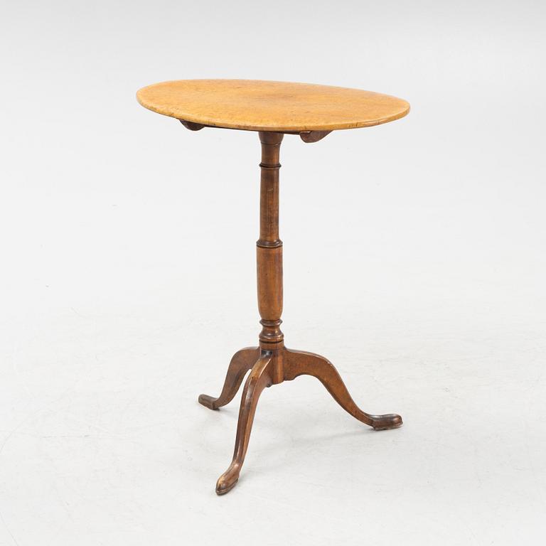 A late Gustavian tilt top table from around the year 1800.