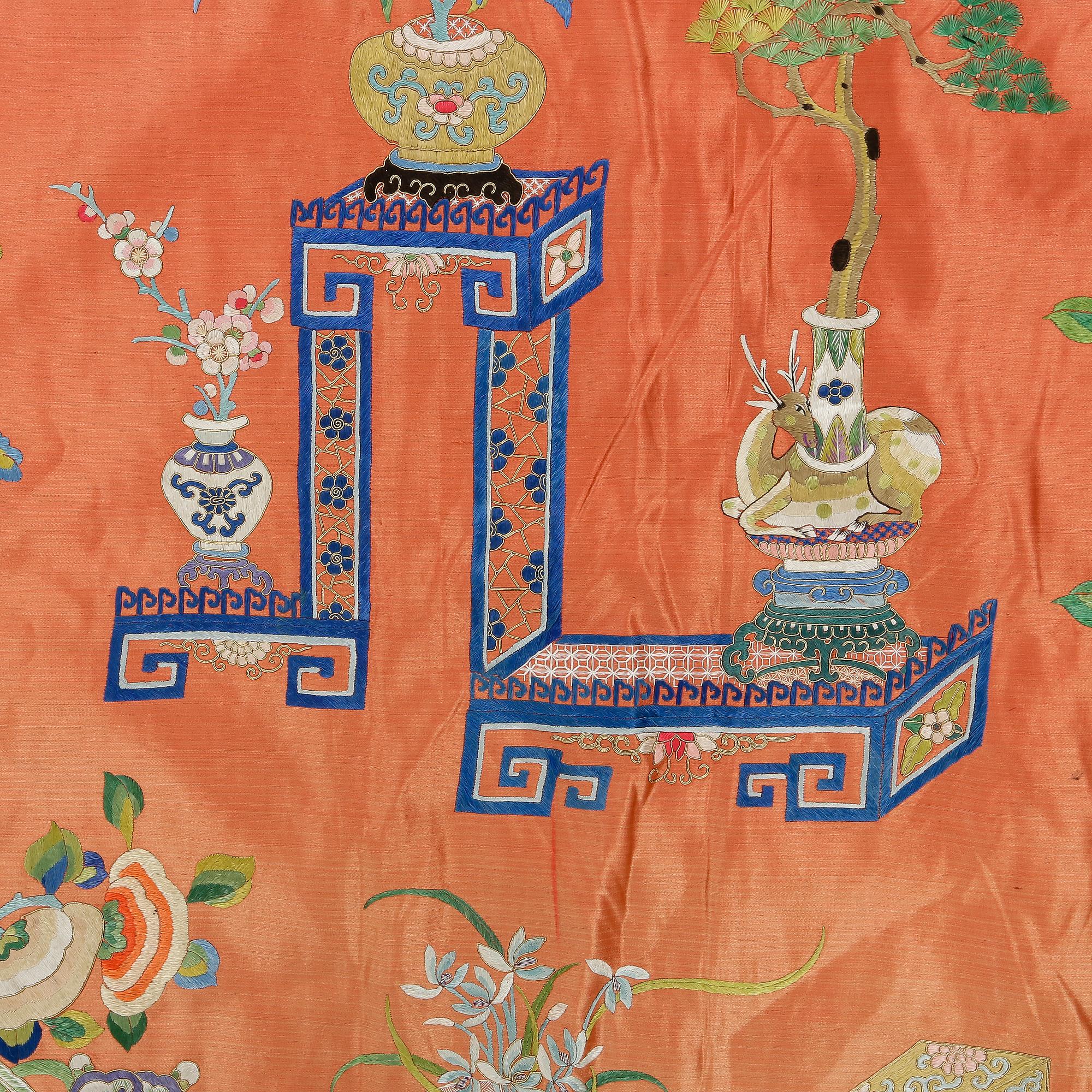 SIDENBRODERI, Kina, sen Qingdynasti. Ca 82x295 cm.