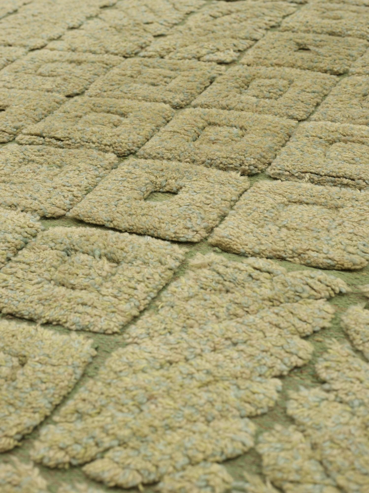 RUG. Knotted pile in relief. Almost circular. Diameter 176,5 - 184,5 cm. Signed I H K.