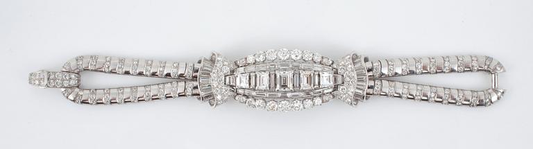 ARMBAND signerat Van Cleef & Arpels, med baguette och briljantslipade diamanter ca 28.00 ct. Ca 1940.