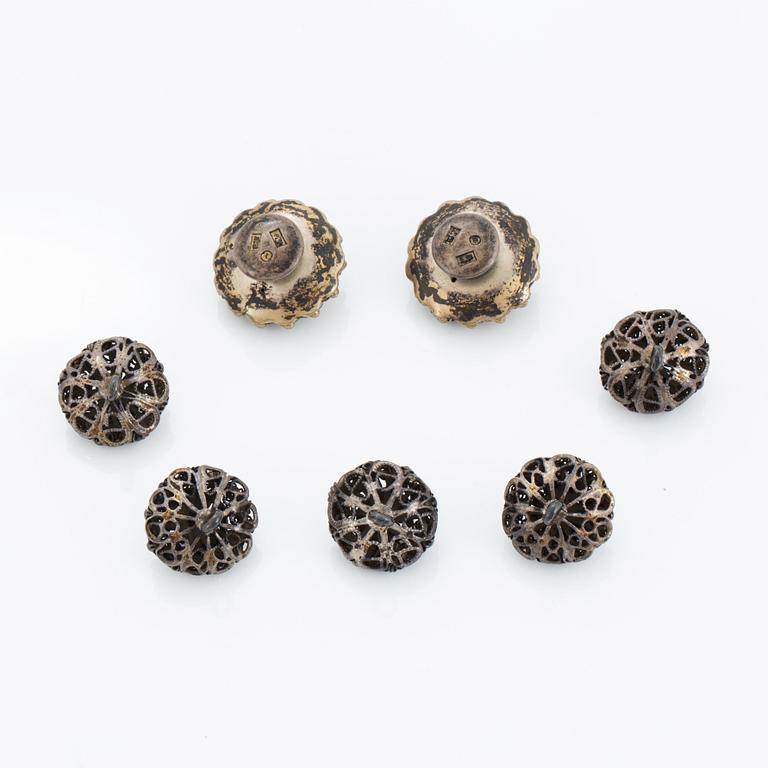 Silverknappar, med filigranarbete.