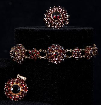 ARMBAND, HÄNGE SAMT RING, förgyllt silver samt granater. 1900-talets början.