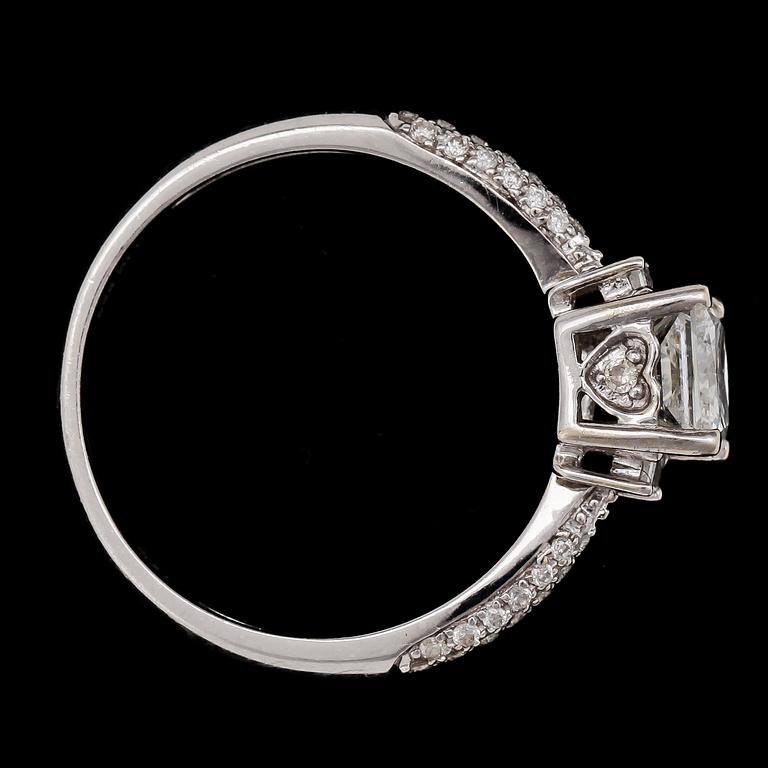 RING, princess cut diamond, app. 1 ct, and smaller diamonds.