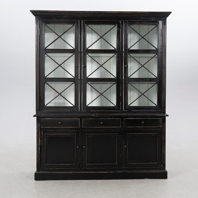 Vitrinskåp, 1900-talets första hälft.