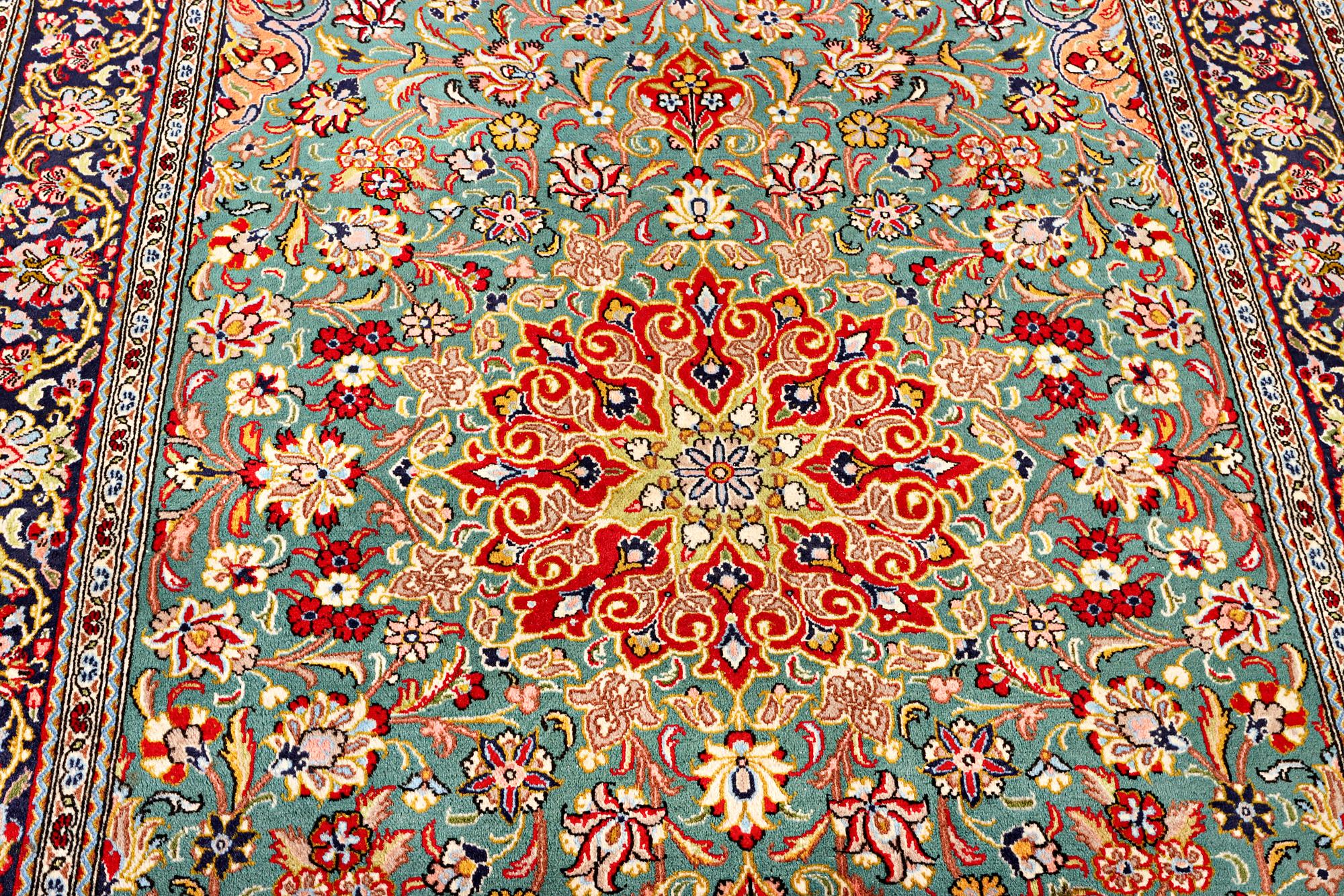 Matta. Kirman, ca 244 x 159 cm.