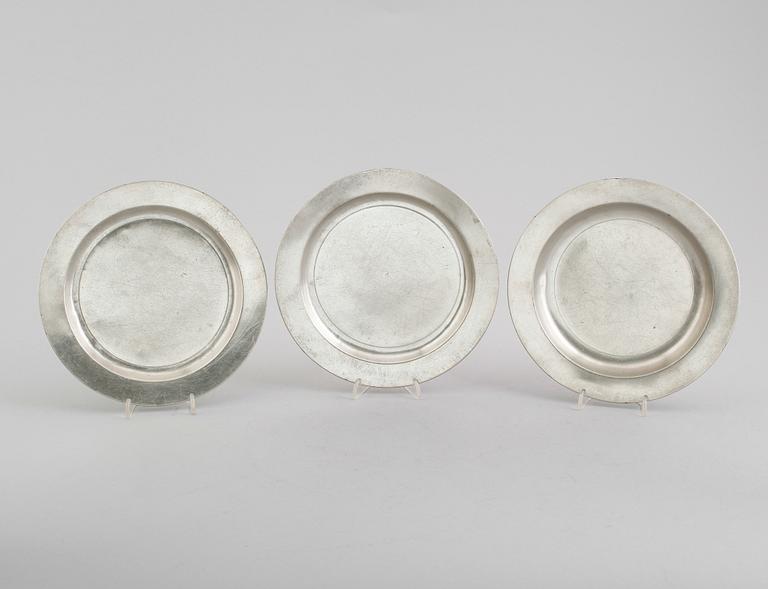 TALLRIKAR, 3 st, tenn, Nicolaus Justelius, Eksjö 1796.