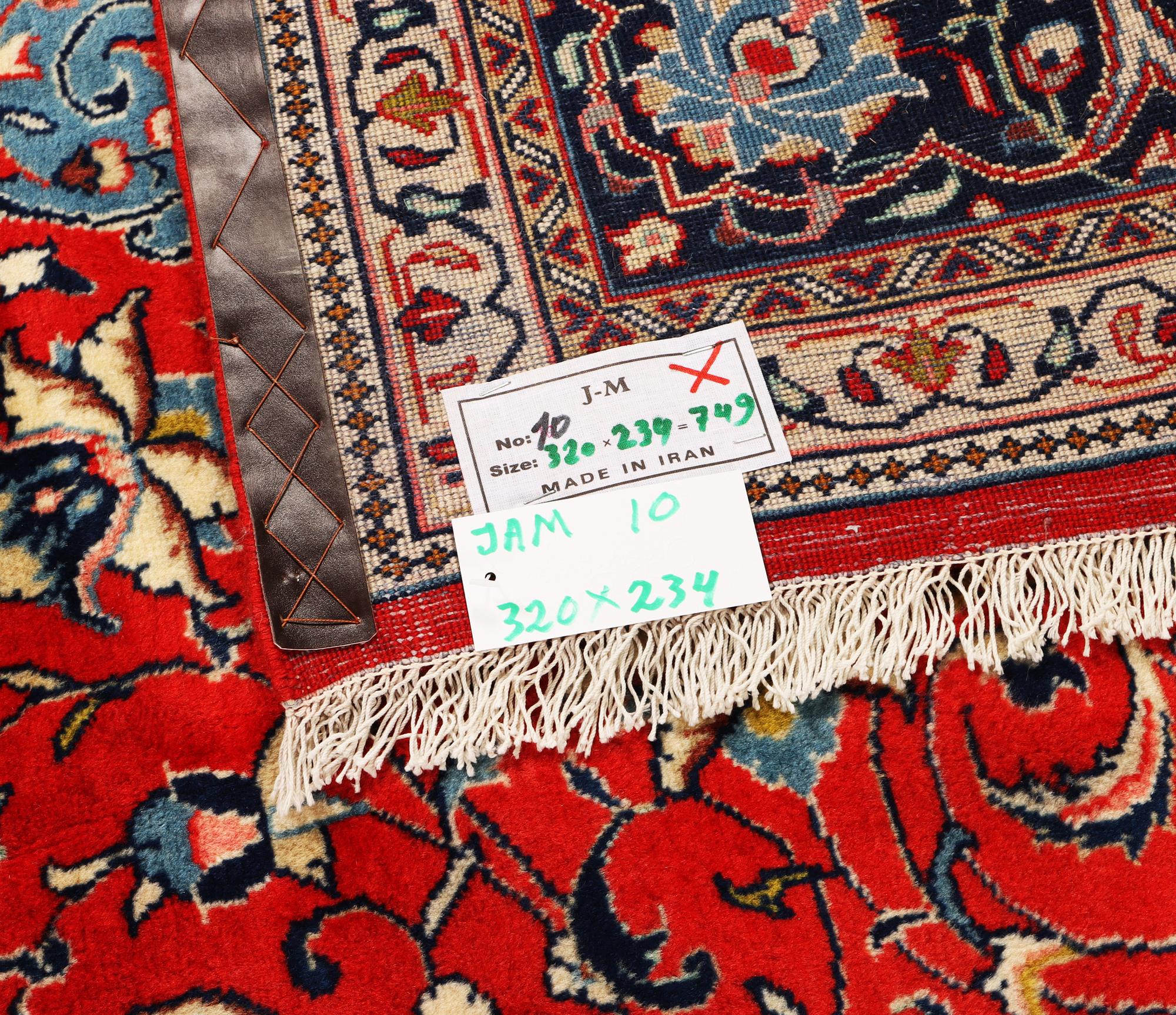 A Kashan carpet, a. 320 x 234 cm.