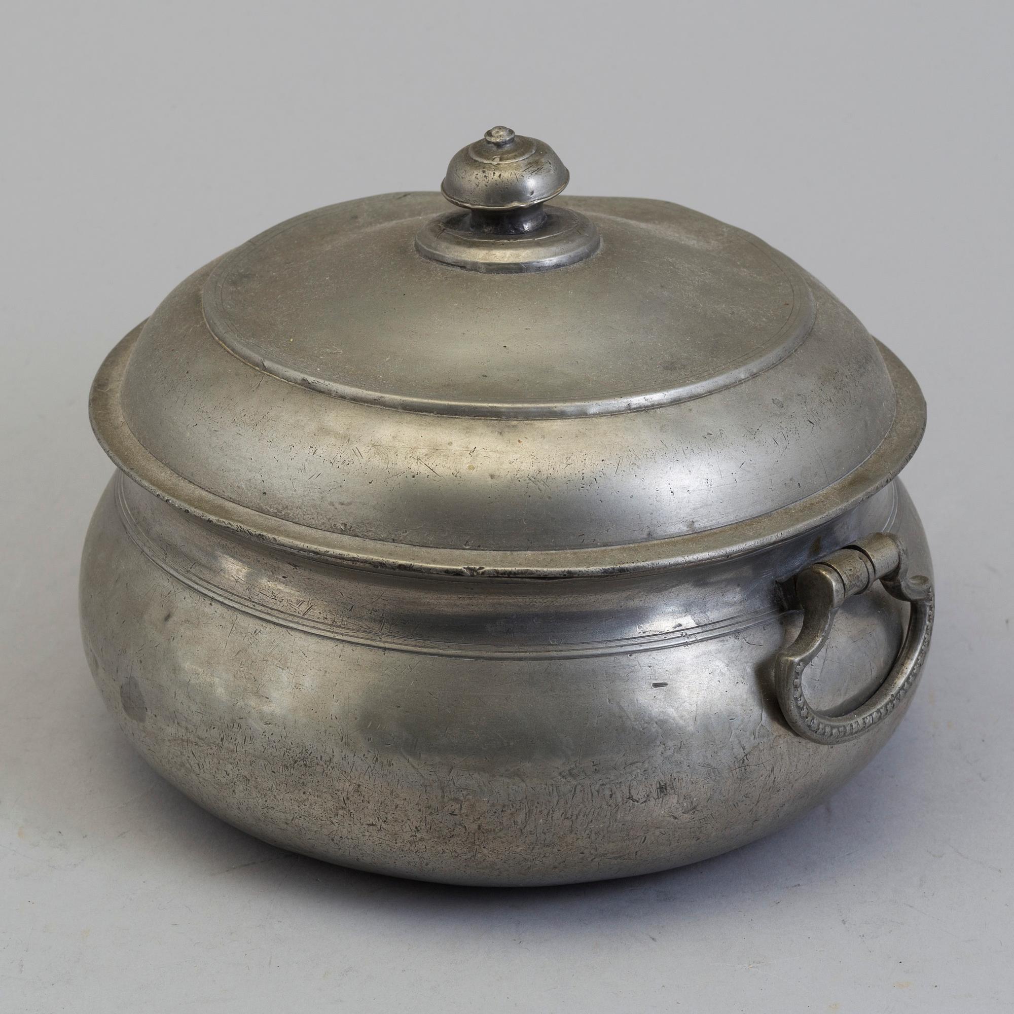 A swedish pewter bowl and lid, Gustaf Wilhelm Lindberg, Örebro 1851.