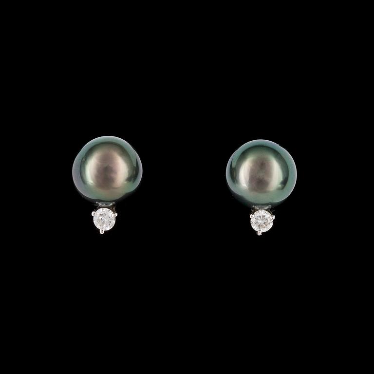 EARRINGS, cultured Tahiti pearls, 9,5 mm, with brilliant cut diamond.