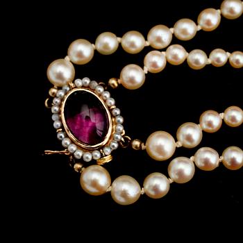 PÄRLCOLLIER, med 18 k lås, Atelje B, 1992, med cabochonslipad ametist.