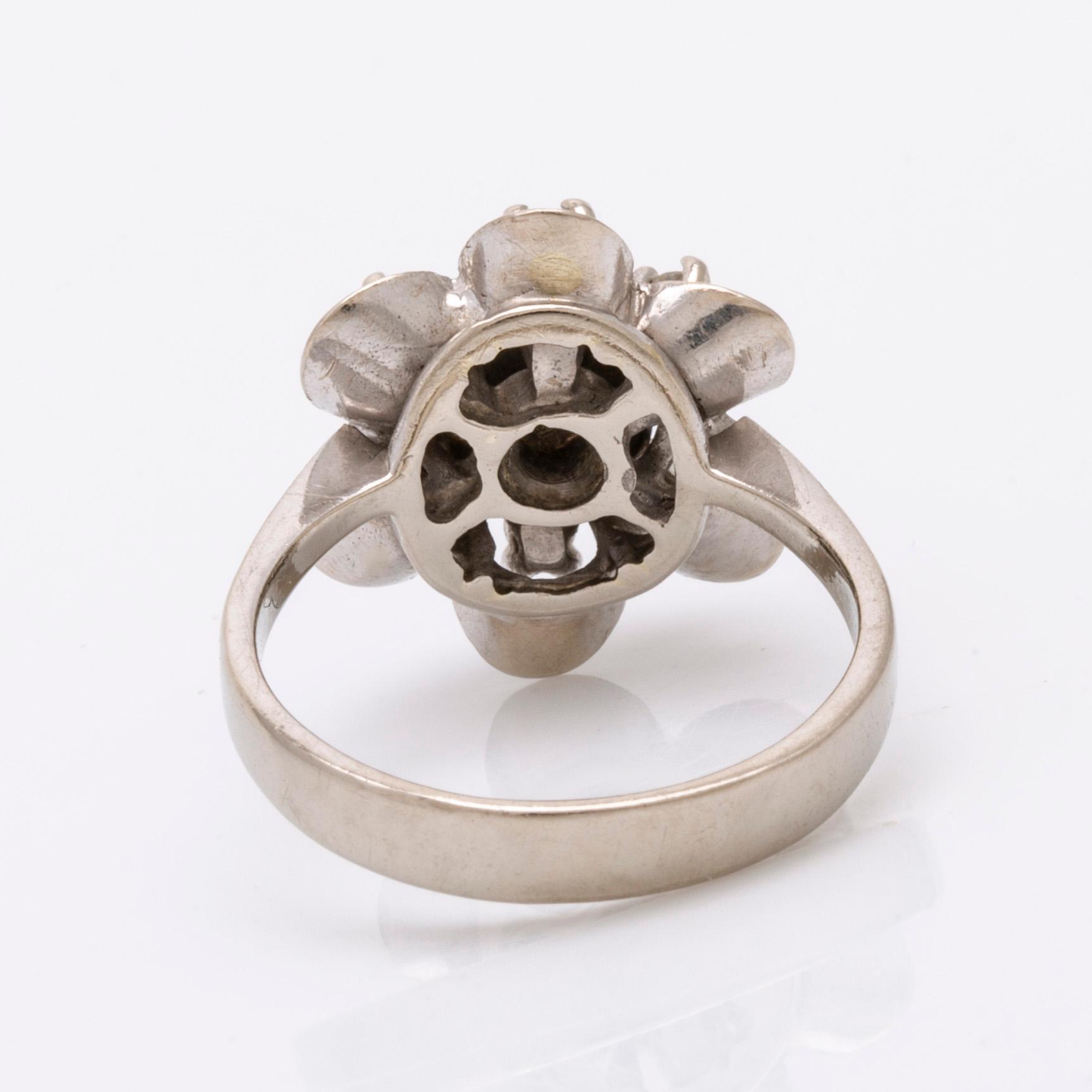 Ring 14K whitegold 13 brilliant-cut diamonds approx 0,40 ct in total.