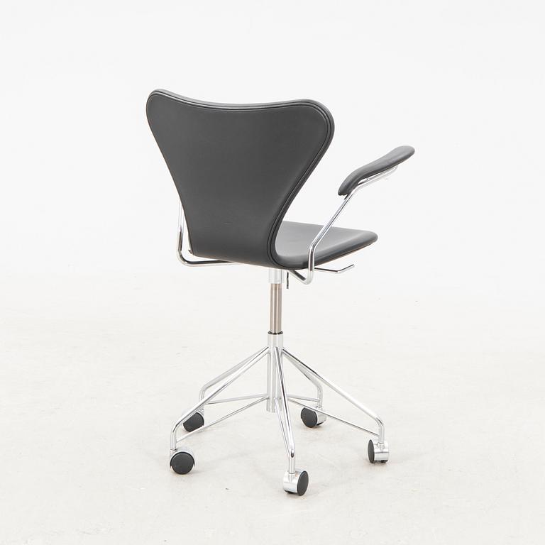 Arne Jacobsen, desk chair, "Sjuan", Fritz Hansen, dated 2017.