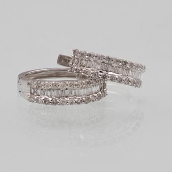 ÖRHÄNGEN, 18K vitguld med briljant och baguettslipade diamanter ca 0.67 ct. Vikt 2,9 gram.