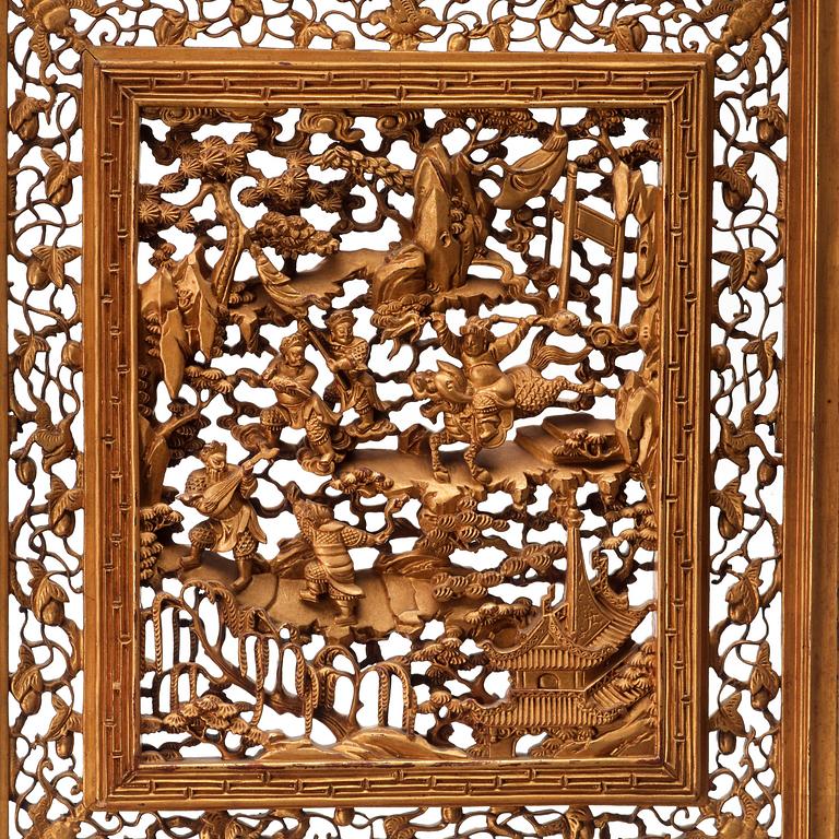 A carved wooden table screen, late Qing dynasty (1644-1912).