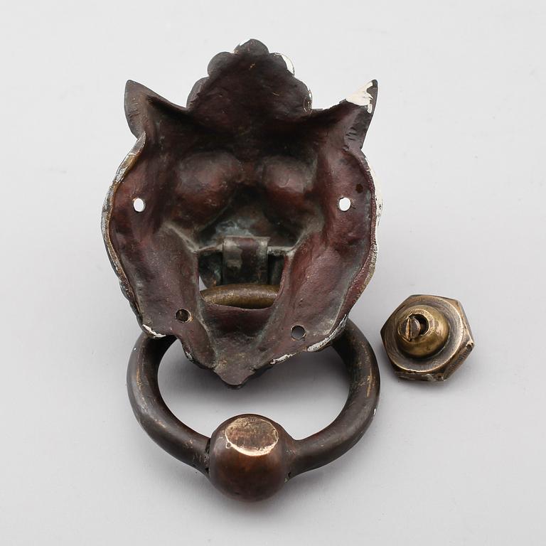 DÖRRKLÄPP, patinerad mässing, 1900-tal.