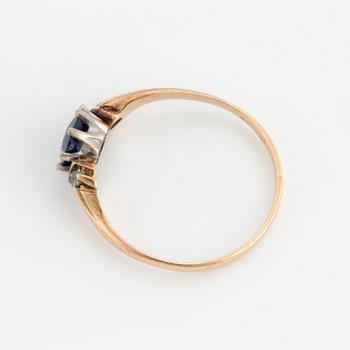 A synthetic sapphire and anntique cut diamond ring. Total carat weight of diamonds circa 0,10 ct.