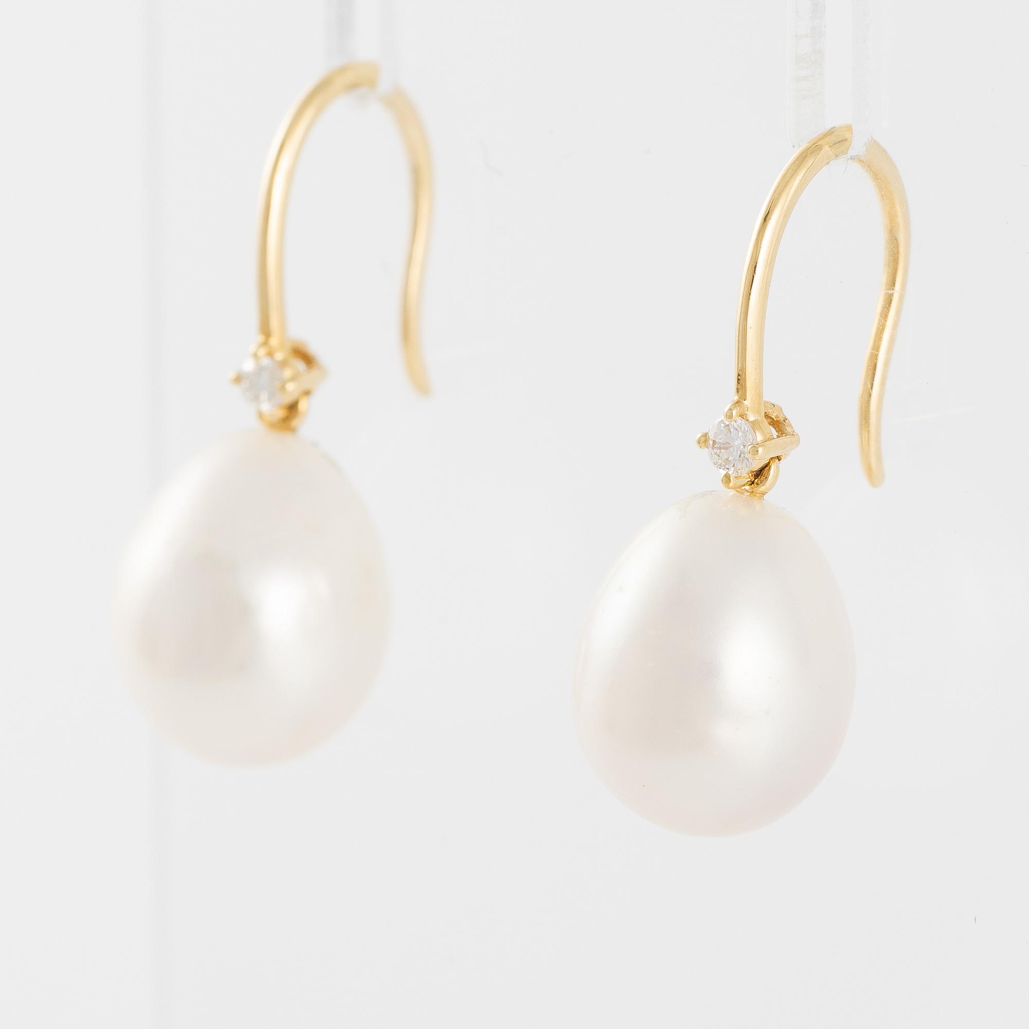 Örhängen 18K guld med odlade pärlor och briljantslipade diamanter.