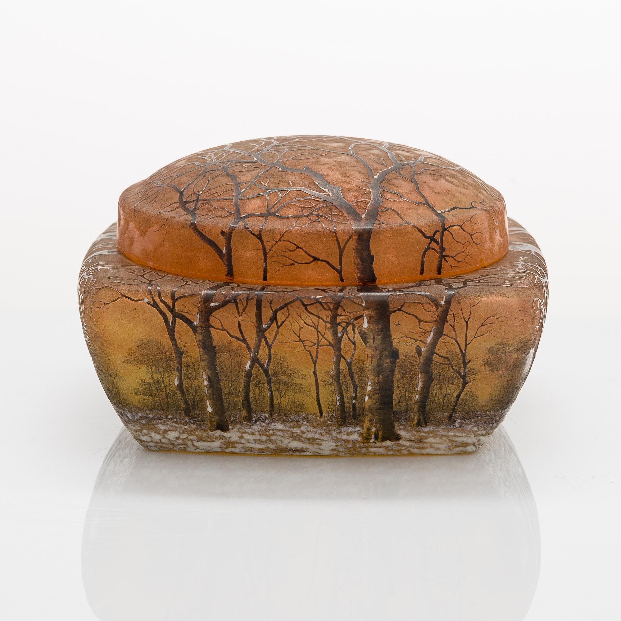 An early 20th-century French glass bonbonnière by Daum Nancy.