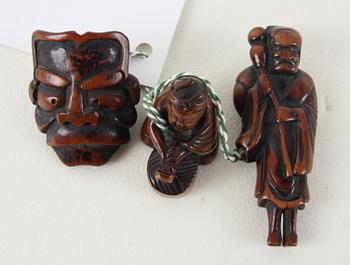 NETSUKES, 3 st, trä. Japan. 1800/1900-tal.