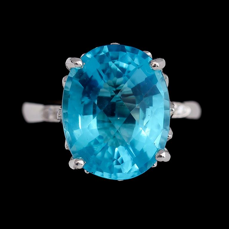 RING, vitguldsoläterat sterlingsilver, blå topas ca 8.65 ct, vita safirer tot ca 0.42 ct.