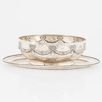 A silver bowl and a tray, including CG Hallberg, Stockholm, 1909.