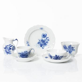 Te- och kaffeservis, 33 delar, porslin. "Blå blomst", Royal Copenhagen, Danmark.