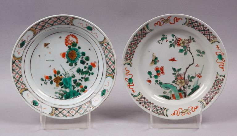 TALLRIKAR, 2 st, porslin, Kina, Kangxi 1700-tal.