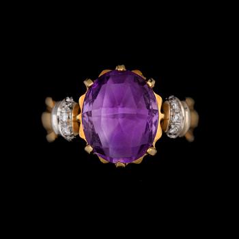 RING, 18k guld med ametist och små briljantslipade diamanter. Vikt 7,9g.
