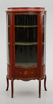 VITRINSKÅP, rokokostil, 1900-talets andra hälft.