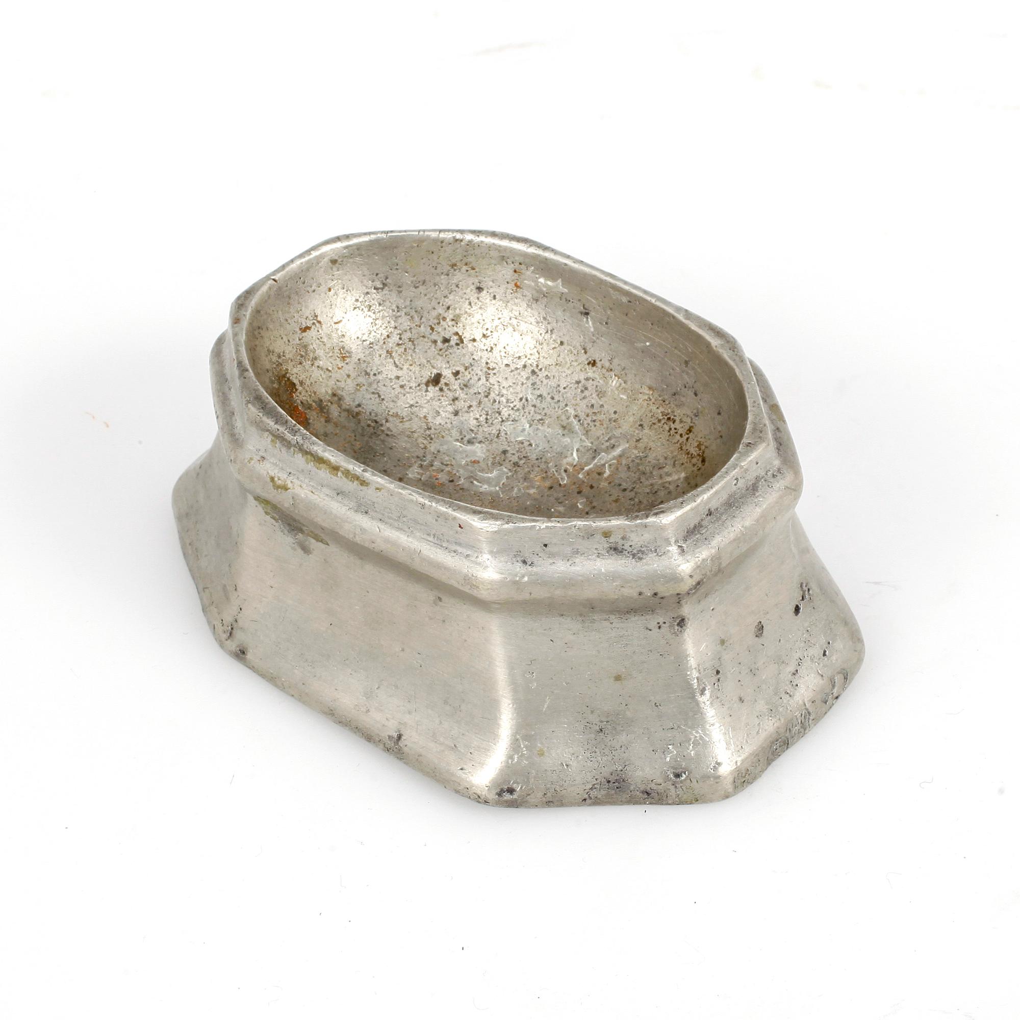 SALTKAR, tenn, något otydliga stämplar trol Karlskrona, 1700-tal.