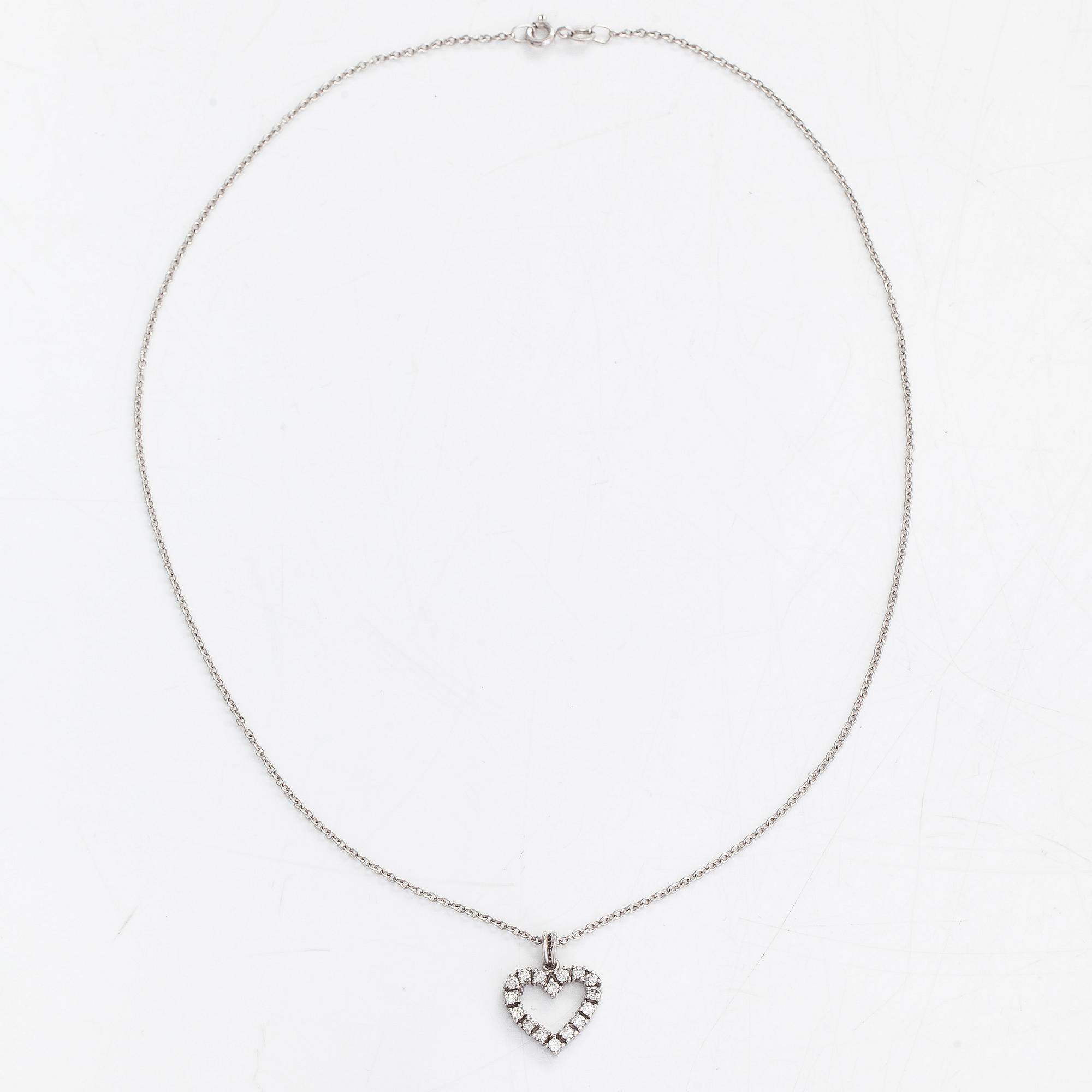 Halsband, 14K vitguld, hänge i form av hjärta med diamanter totalt ca 0.50 ct.