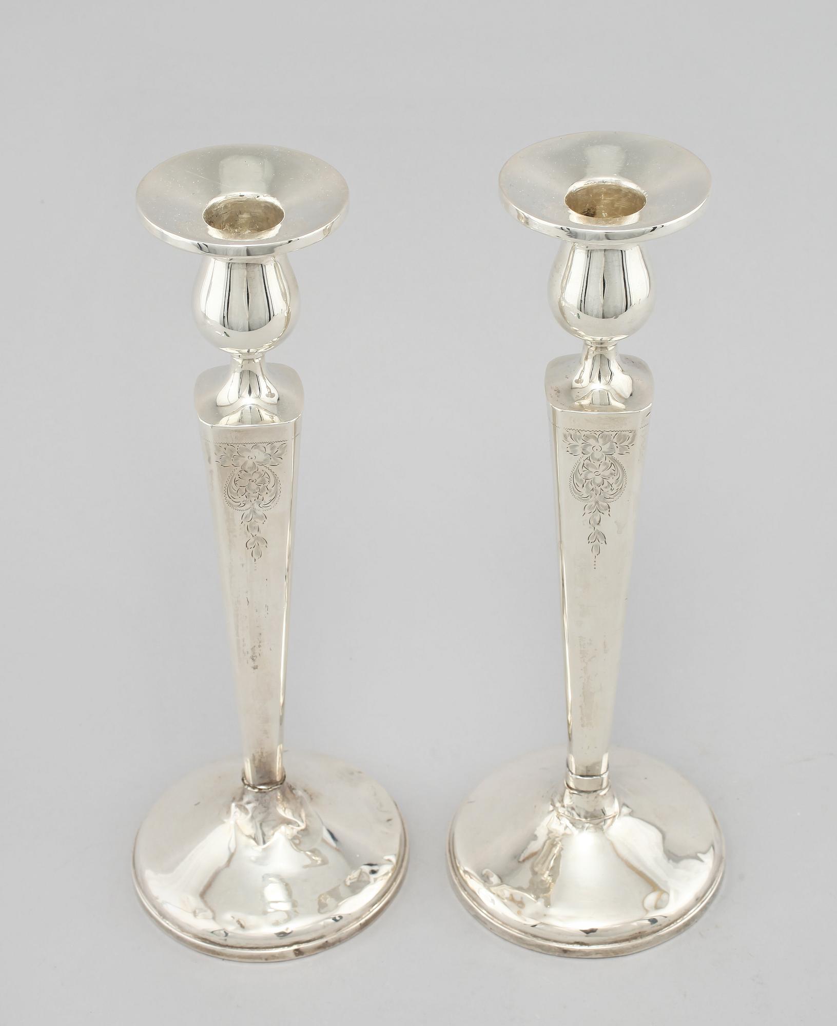 LJUSSTAKAR, ett par, silver, England, 1900-tal.